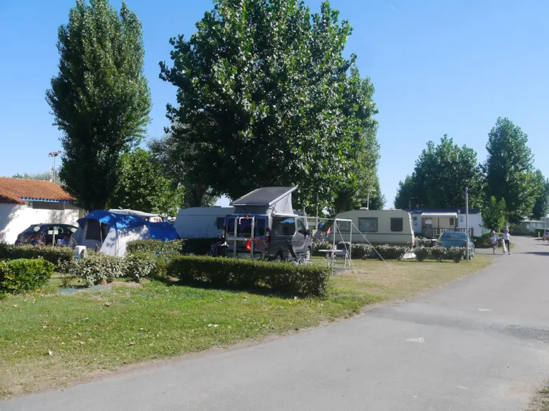 Forfait Randonneur À Pied Ou À Vélo Avec Tente + Électricité 16A (Personne Supplémentaire Non Applicable)