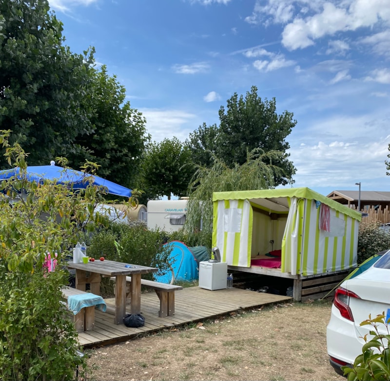 Campétoile (Segeltuchhütte auf belüftetem Trampolinsockel, Holzterrasse mit Picknicktisch)