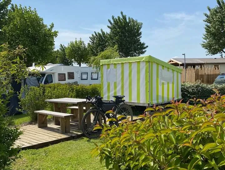 Campétoile (Cabane Toilée Sur Sommier Trampoline Ventilé, Terrasse Bois Avec Table De Pique-Nique, )