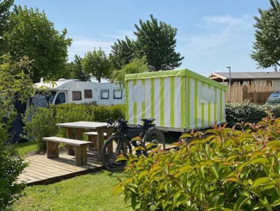 Campétoile (Canvas hut on ventilated trampoline base, wooden terrace with picnic table)