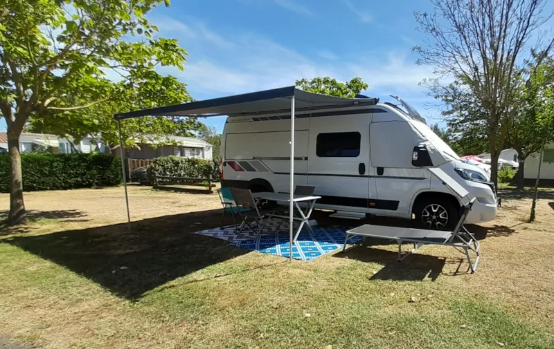 Forfait Confort (1 Tente, Caravane Ou Camping-Car / 1 Voiture / Électricité 16A)