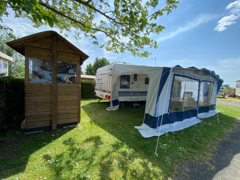 Premium-Paket Freecamp Original (Installation + Strom + privates WC/Dusche + Kühlschrank + Gaskocher)