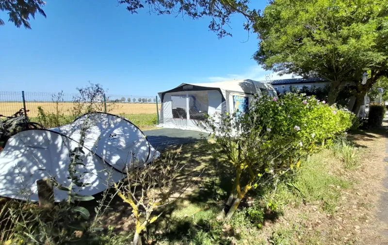 Forfait Confort (1 Tente, Caravane Ou Camping-Car / 1 Voiture / Électricité 16A)