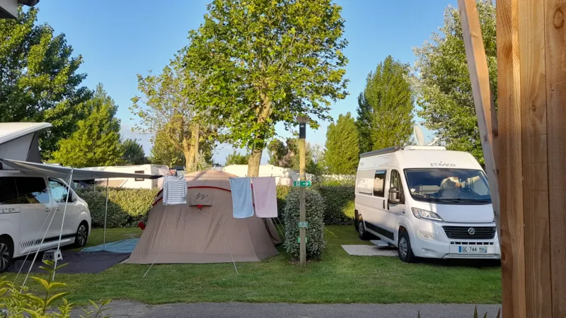 Forfait Confort (1 Tente, Caravane Ou Camping-Car / 1 Voiture / Électricité 16A)