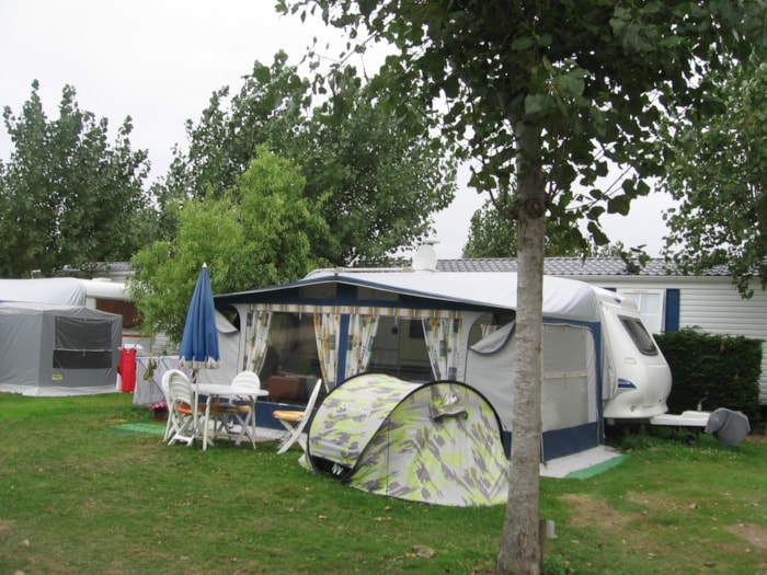 Emplacement Camping 2/6 Pers. Avec Électricité