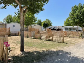 Stellplatz - Emplacement Confort :  2 Pers + Eau + Elec 16A + 1 Voiture + 1 Tente Ou 1 Caravane Ou 1 Camping-Car - Camping La Parée du Both