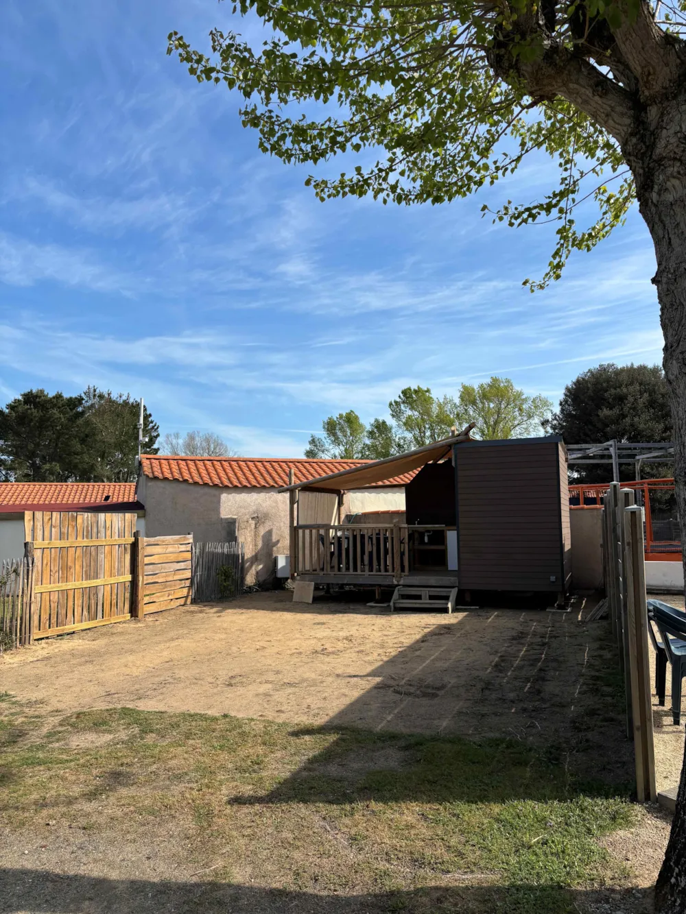 Emplacement - Emplacement Prémium : Emplacement Confort Avec Sanitaire, Coin Suisine Et Terrasse Couverte Privatif - Camping La Parée du Both