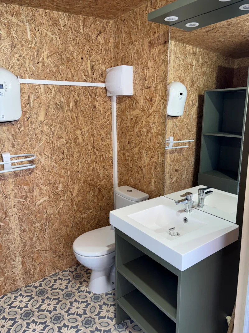 Emplacement Prémium : Emplacement Confort Avec Sanitaire, Coin Suisine Et Terrasse Couverte Privatif