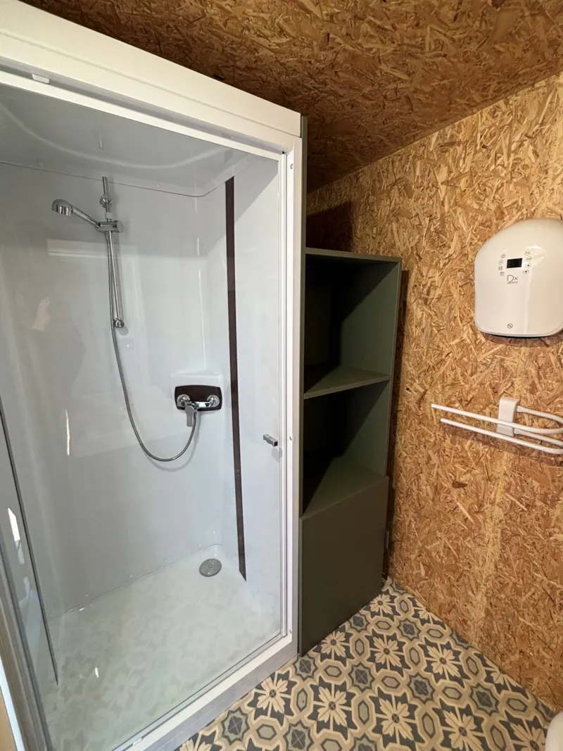 Emplacement Prémium : Emplacement Confort Avec Sanitaire, Coin Suisine Et Terrasse Couverte Privatif