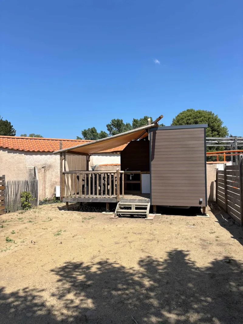 Emplacement Prémium : Emplacement Confort Avec Sanitaire, Coin Suisine Et Terrasse Couverte Privatif