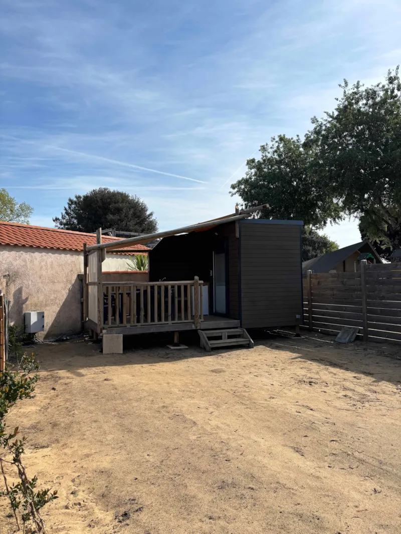 Emplacement Prémium : Emplacement Confort Avec Sanitaire, Coin Suisine Et Terrasse Couverte Privatif