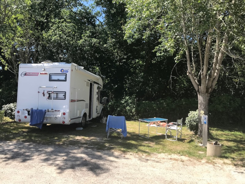 Emplacement nu pour caravane, van, camping-car sol partiellement stabilisé pour 2 per. électricité