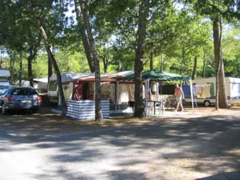 Kampeerplaats(en) - Standplaats Caravan - IDEAL CAMPING