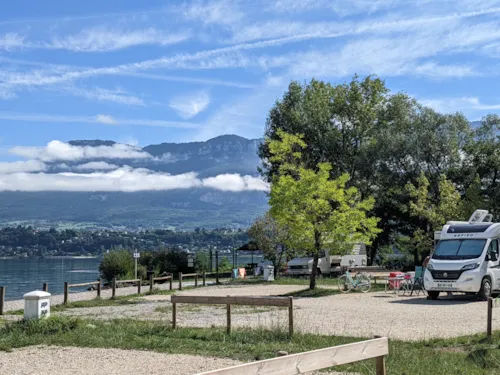 Emplacement - Emplacement De Camping - image n°2 - CAMPING ILE AUX CYGNES