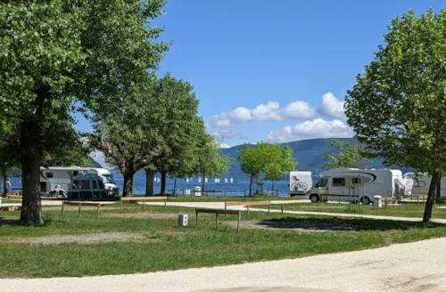 Emplacement - Emplacement De Camping - image n°1 - CAMPING ILE AUX CYGNES