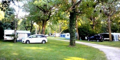 Pitch + 1 car + tent, caravan or camper (Right Bank)