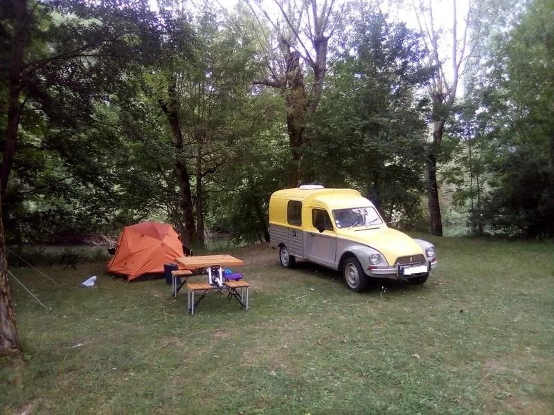 Emplacement + 1 Voiture + Tente, Caravane Ou Camping-Car (Rive Droite)