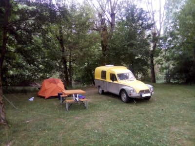 Pitch + 1 car + tent, caravan or camper (Right Bank)