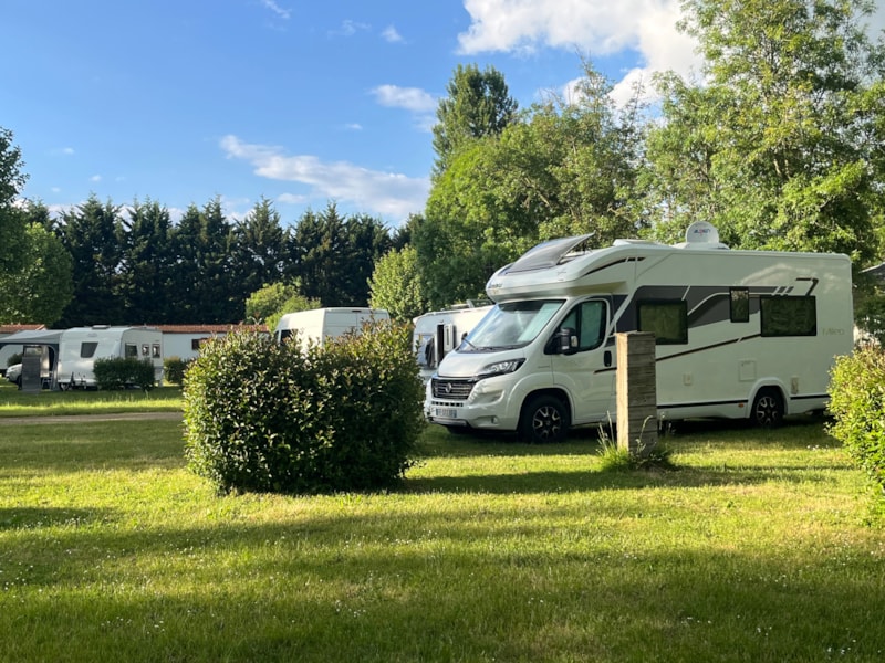 Stellplatz Confort 120 bis 190m² mit Strom - 2 pers - 1 Fahrzeug / Zelt / Wohnwagen / Wohnmobil