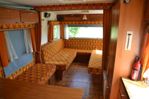 Mietunterkunft - Wohnwagen -Herd,Strom Ausgestattet. Location  5 50M Sanitär Mit Toiletten , Warme Duschen, Geschirrspülen Und Wanne Gelegen . Keine Unmittelbaren Nachbarn . St. Extra . - image n°4 - Aire naturelle de Camping La Ferme aux Cerisiers