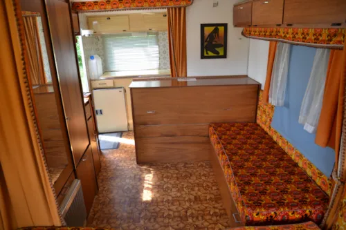 Mietunterkunft - Wohnwagen -Herd,Strom Ausgestattet. Location  5 50M Sanitär Mit Toiletten , Warme Duschen, Geschirrspülen Und Wanne Gelegen . Keine Unmittelbaren Nachbarn . St. Extra . - image n°5 - Aire naturelle de Camping La Ferme aux Cerisiers