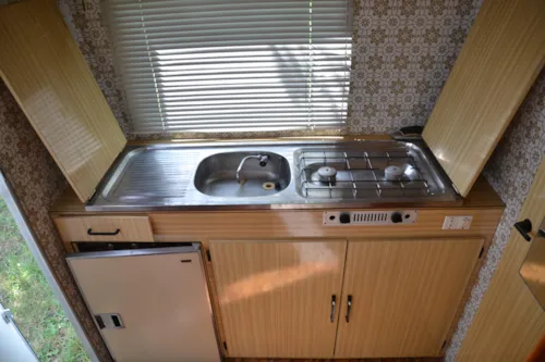 Mietunterkunft - Wohnwagen -Herd,Strom Ausgestattet. Location  5 50M Sanitär Mit Toiletten , Warme Duschen, Geschirrspülen Und Wanne Gelegen . Keine Unmittelbaren Nachbarn . St. Extra . - image n°6 - Aire naturelle de Camping La Ferme aux Cerisiers