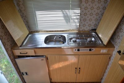 equipped caravan stove, and electricity. Location  5 located 50m with sanitary toilets , hot showers , dishwashing sinks and tub . no close neighbors . Sheets extra. — 6