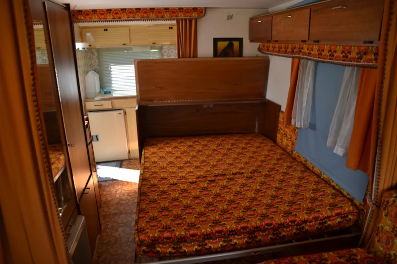 Caravane Équipée De Gazinière, Et Électricité. Emplacement N°5 Situé À 50M Des Sanitaires Avec Toilettes, Douches Chaudes, Bac À Vaisselle Et Lavabos. Pas De Voisinage Proche. Draps En Suppl.