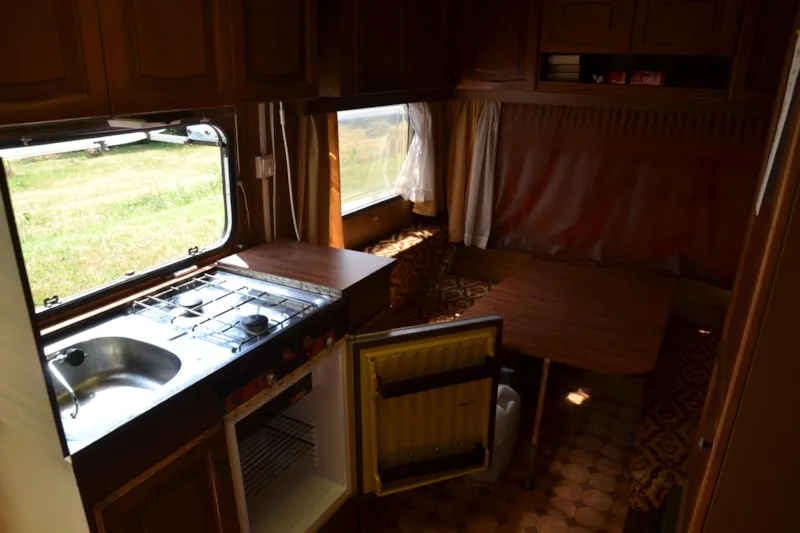 Caravane Équipée D'électricité, Pas De Gazinière. Emplacement N°6 Situé À 50M Des Sanitaires Avec To