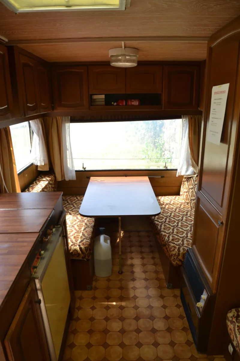 Caravane Équipée D'électricité, Pas De Gazinière. Emplacement N°6 Situé À 50M Des Sanitaires Avec To