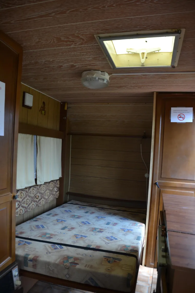 Caravane Équipée D'électricité, Pas De Gazinière. Emplacement N°6 Situé À 50M Des Sanitaires Avec To