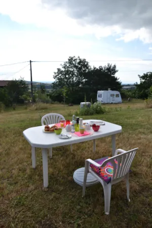 Locatif - Wohnwagen mit Strom ausgestattet, kein Gasherd. Stellplatz Nr. 6 liegt 50 m von den Sanitäranlagen - Aire naturelle de Camping La Ferme aux Cerisiers