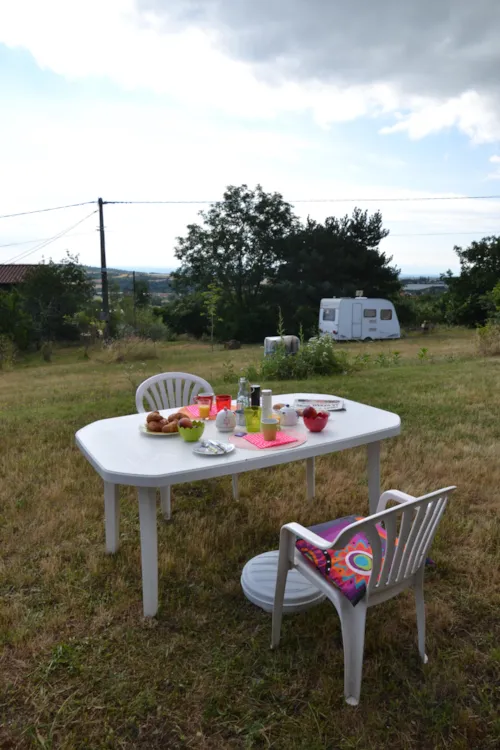 Mietunterkunft - Wohnwagen Mit Strom Ausgestattet, Kein Gasherd. Stellplatz Nr. 6 Liegt 50 M Von Den Sanitäranlagen - image n°1 - Aire naturelle de Camping La Ferme aux Cerisiers