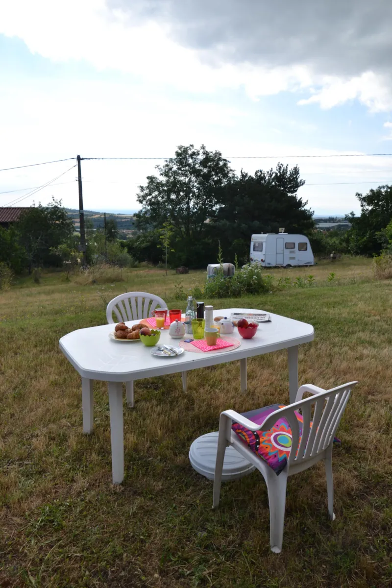 Caravane Équipée D'électricité, Pas De Gazinière. Emplacement N°6 Situé À 50M Des Sanitaires Avec To