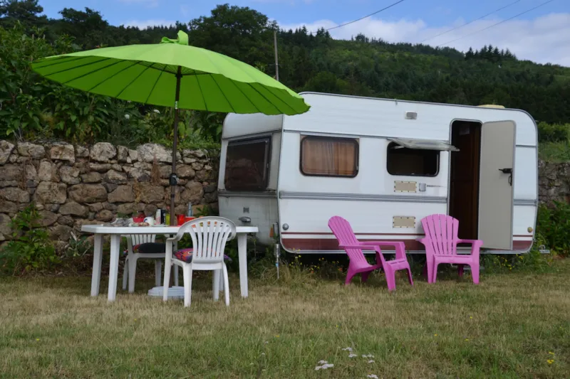 Caravane Équipée D'électricité, Pas De Gazinière. Emplacement N°6 Situé À 50M Des Sanitaires Avec To