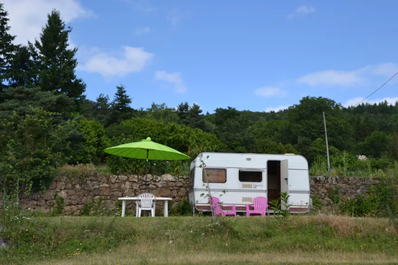 Caravane Équipée D'électricité, Pas De Gazinière. Emplacement N°6 Situé À 50M Des Sanitaires Avec To