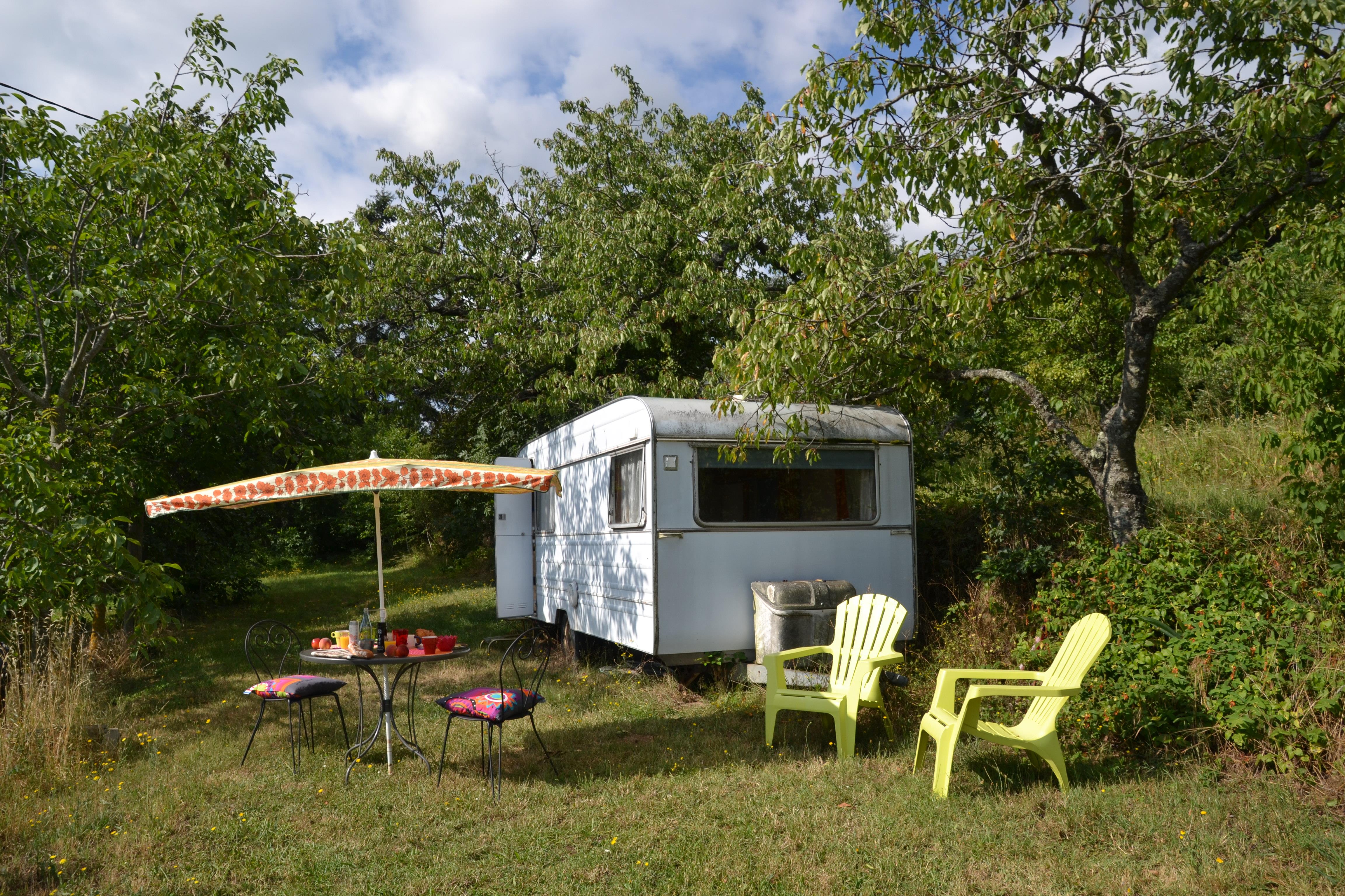 Accommodation - Equipped Caravan Stove , Sink, And Electricity. Location  5 Located 50M With Sanitary Toilets , Hot Showers , Dishwashing Sinks And Tub . No Close Neighbors . Sheets Extra. - Aire naturelle de Camping La Ferme aux Cerisiers