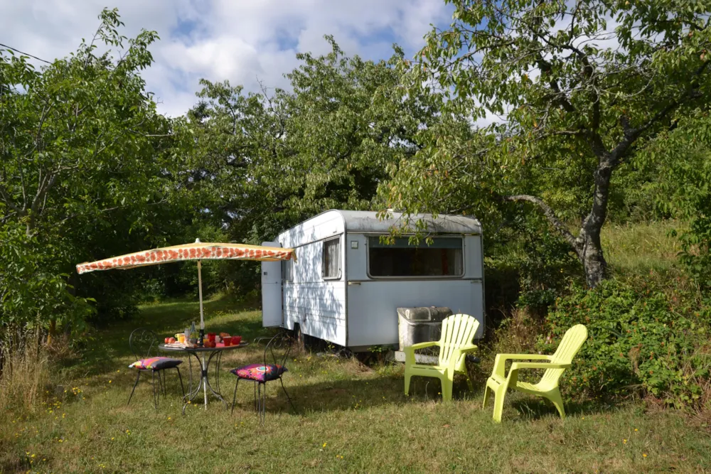equipped caravan stove, and electricity. Location  5 located 50m with sanitary toilets , hot showers , dishwashing sinks and tub . no close neighbors . Sheets extra.