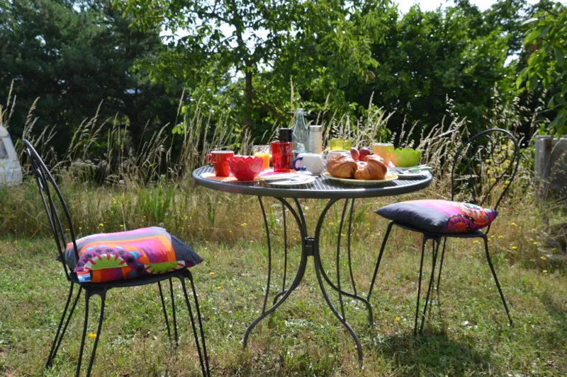 Caravane Équipée De Gazinière, Et Électricité. Emplacement N°5 Situé À 50M Des Sanitaires Avec Toilettes, Douches Chaudes, Bac À Vaisselle Et Lavabos. Pas De Voisinage Proche. Draps En Suppl.