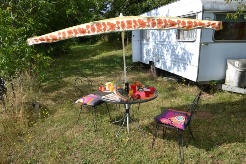 Caravane Équipée De Gazinière, Et Électricité. Emplacement N°5 Situé À 50M Des Sanitaires Avec Toilettes, Douches Chaudes, Bac À Vaisselle Et Lavabos. Pas De Voisinage Proche. Draps En Suppl.