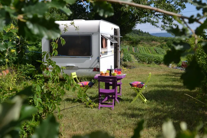 Caravane Équipée De Gazinière, Et Électricité. Emplacement N°7 Situé À 50M Des Sanitaires Avec Toilettes, Douches Chaudes, Bac À Vaisselle Et Lavabos. Pas De Voisinage Proche. Draps En Suppl.