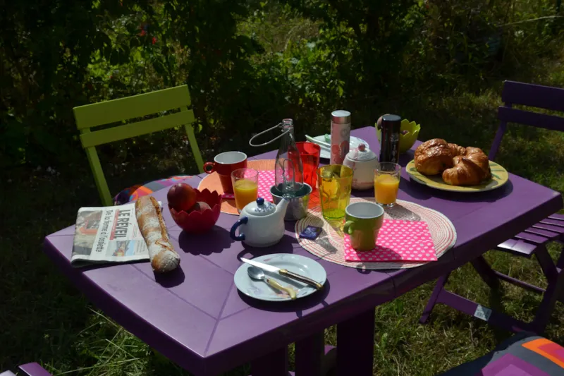 Caravane Équipée De Gazinière, Et Électricité. Emplacement N°7 Situé À 50M Des Sanitaires Avec Toilettes, Douches Chaudes, Bac À Vaisselle Et Lavabos. Pas De Voisinage Proche. Draps En Suppl.