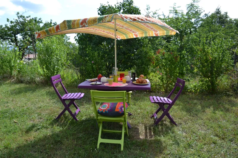 Caravane Équipée De Gazinière, Et Électricité. Emplacement N°7 Situé À 50M Des Sanitaires Avec Toilettes, Douches Chaudes, Bac À Vaisselle Et Lavabos. Pas De Voisinage Proche. Draps En Suppl.