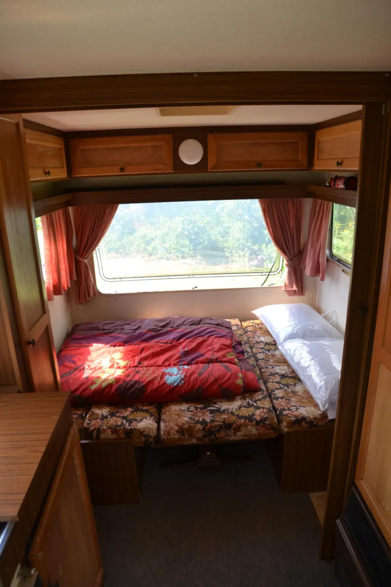 Caravane Équipée De Gazinière, Et Électricité. Emplacement N°7 Situé À 50M Des Sanitaires Avec Toilettes, Douches Chaudes, Bac À Vaisselle Et Lavabos. Pas De Voisinage Proche. Draps En Suppl.