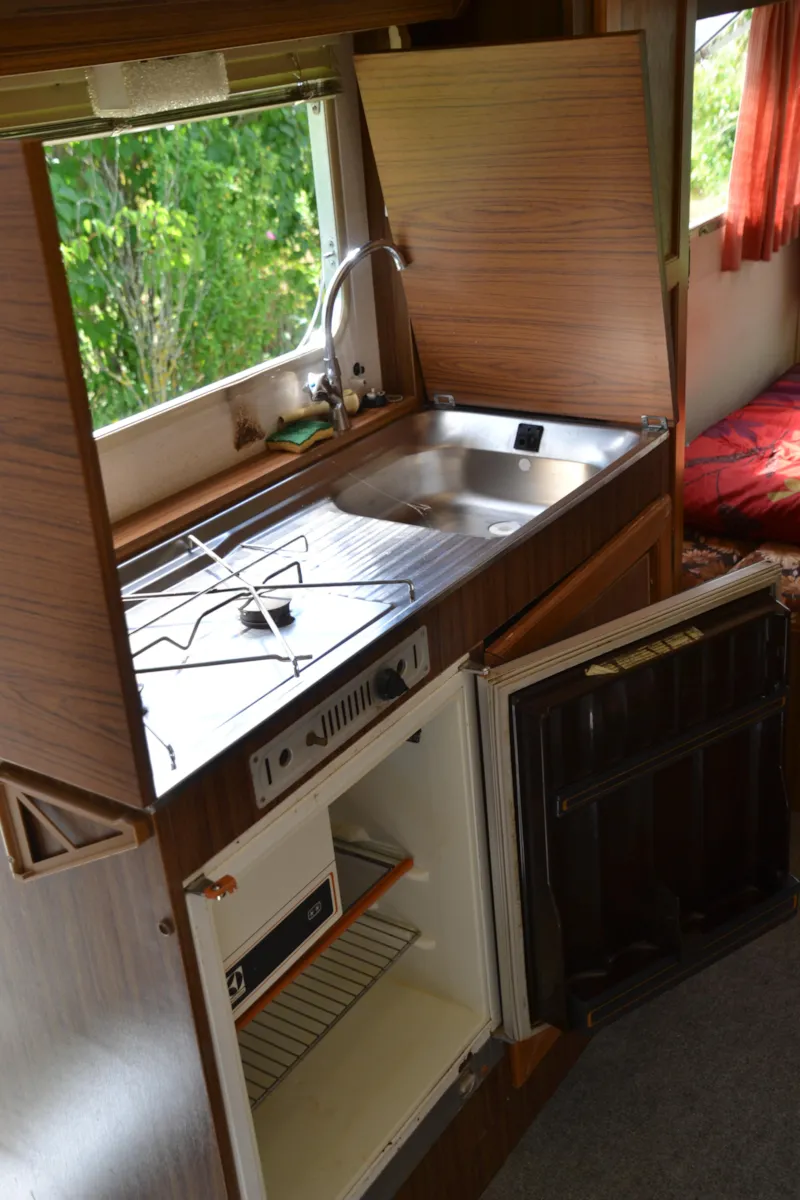 Caravane Équipée De Gazinière, Et Électricité. Emplacement N°7 Situé À 50M Des Sanitaires Avec Toilettes, Douches Chaudes, Bac À Vaisselle Et Lavabos. Pas De Voisinage Proche. Draps En Suppl.