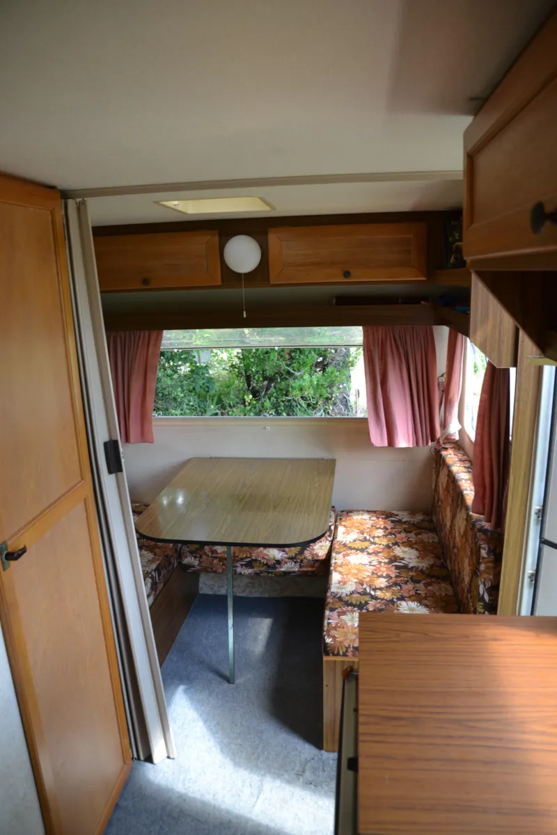 Caravane Équipée De Gazinière, Et Électricité. Emplacement N°7 Situé À 50M Des Sanitaires Avec Toilettes, Douches Chaudes, Bac À Vaisselle Et Lavabos. Pas De Voisinage Proche. Draps En Suppl.