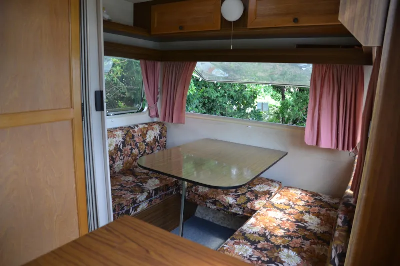 Caravane Équipée De Gazinière, Et Électricité. Emplacement N°7 Situé À 50M Des Sanitaires Avec Toilettes, Douches Chaudes, Bac À Vaisselle Et Lavabos. Pas De Voisinage Proche. Draps En Suppl.