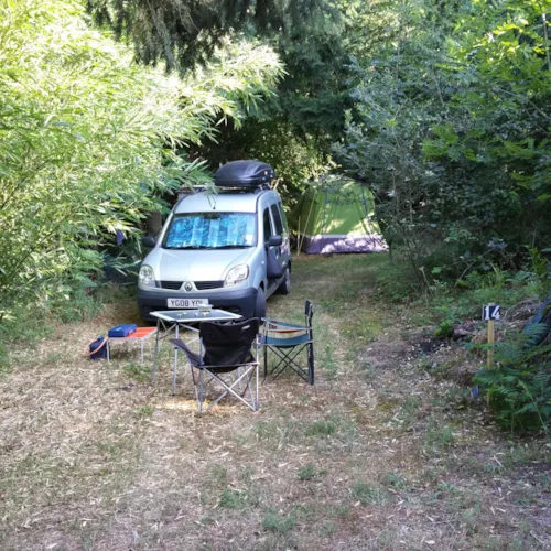 Emplacement - Emplacement Tente, Caravane, Camping-Car, Van Nature Belle Vue, Ombre, Avec Douches Chaudes - image n°8 - Aire naturelle de Camping La Ferme aux Cerisiers