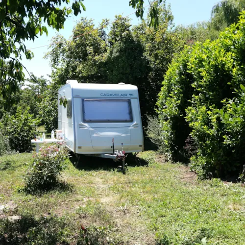 Emplacement - Emplacement Tente, Caravane, Camping-Car, Van Nature Belle Vue, Ombre, Avec Douches Chaudes - image n°7 - Aire naturelle de Camping La Ferme aux Cerisiers