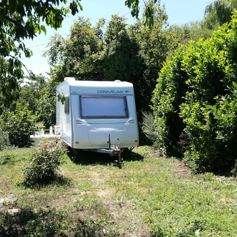 Emplacement Nu Pour Tente Ou Caravane Nature Belle Vue, Ombre, 50M Des Sanitaires Avec Douches Chaudes, Toilettes, Bac À Vaisselle, Pas De Voisin Proche, Calme Et Tranquille.